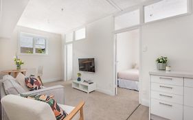 Roslyn Retreat Garden 2-Bed Suite Kitchenette